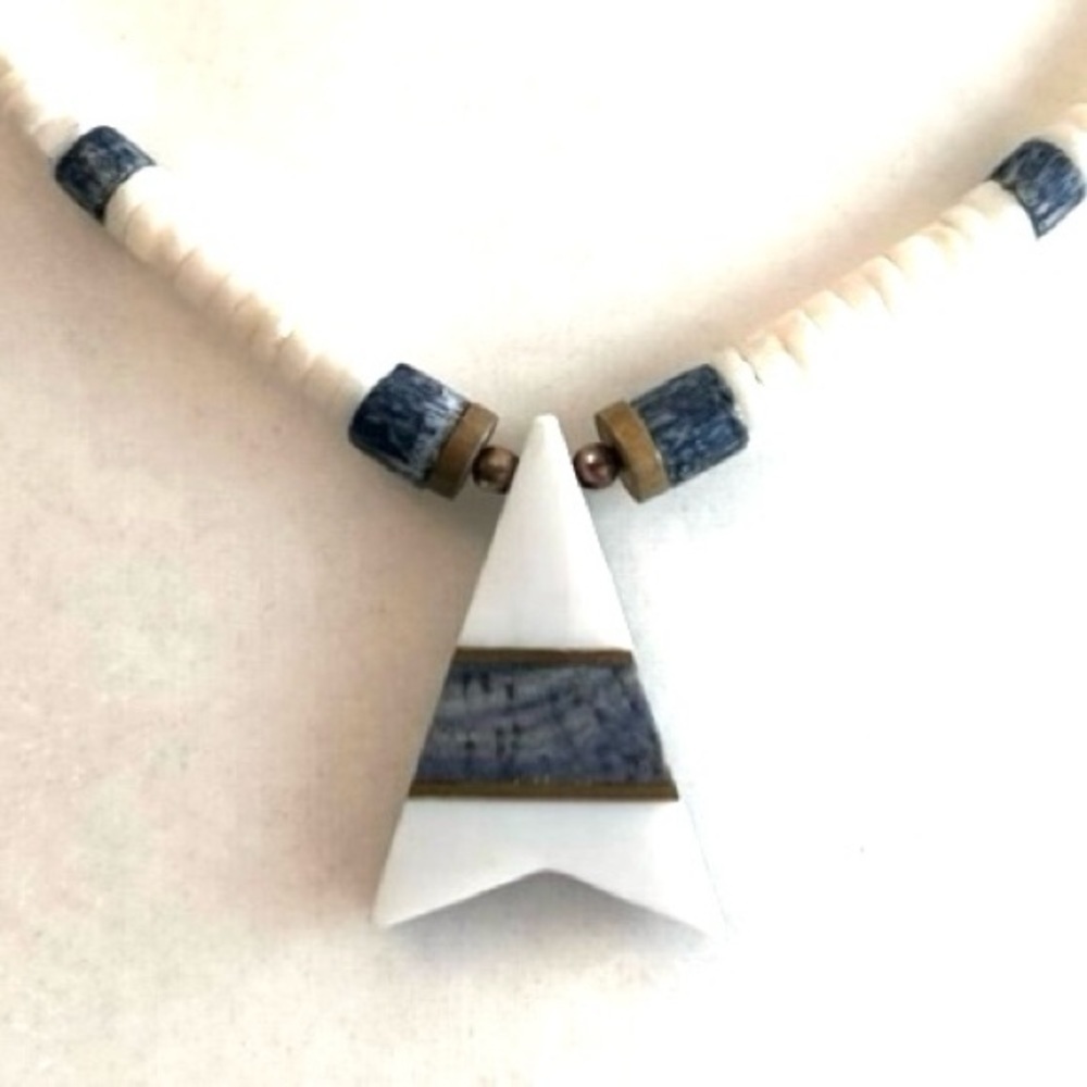 White Blue Bead Puka Shell Necklace Shell Inlaid Arrow Shaped Pendant